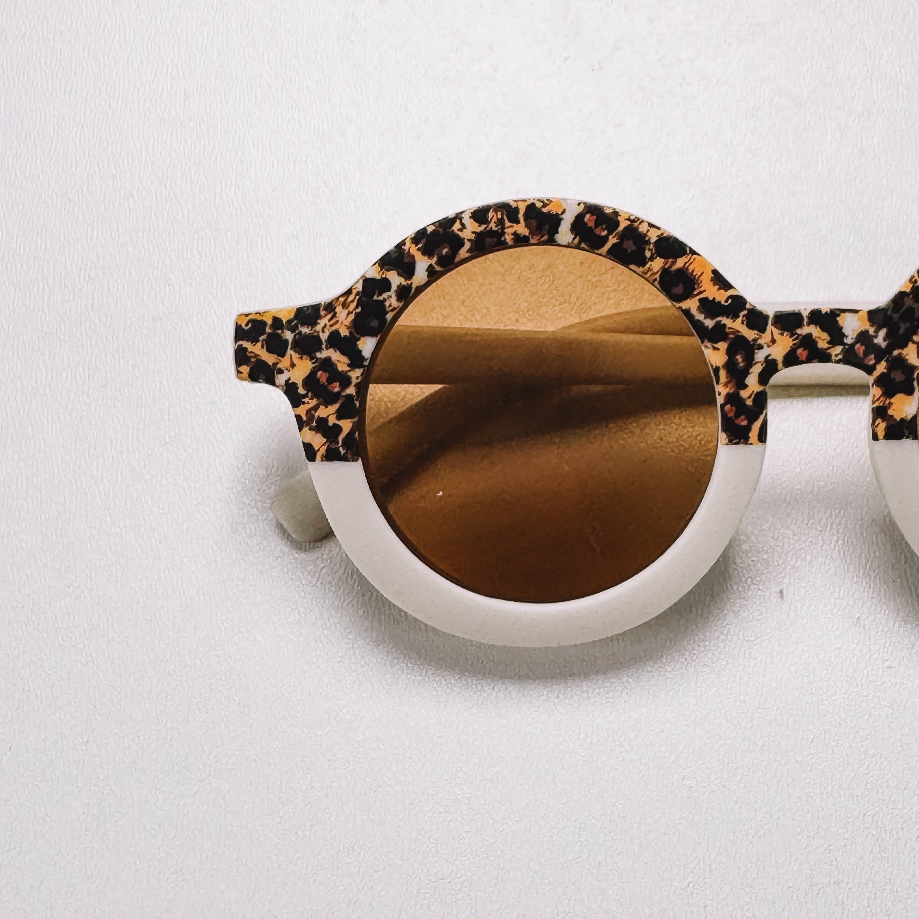 Sunnies round leo